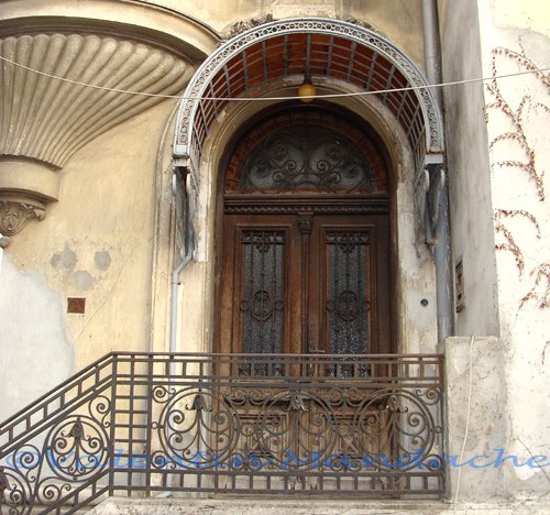 Little Paris type doorway with stained glass awning, Cotroceni area Little Paris type doorway with stained glass awning, Cotroceni area, Bucharest (©Valentin Mandache)