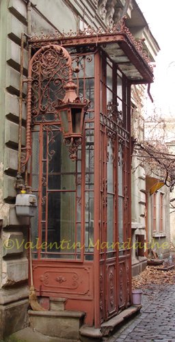 Little Paris conservatory type doorway, Opera area Lyttle Paris conservatory type doorway, Opera area, Bucharest (©Valentin Mandache)