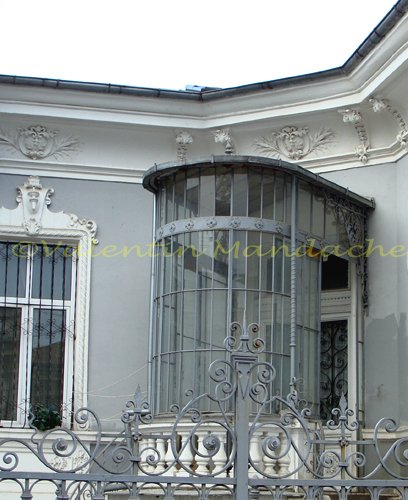 Little Paris conservatory type doorway, Cotroceni area Lyttle Paris conservatory type doorway, Cotroceni area, Bucharest (©Valentin Mandache)