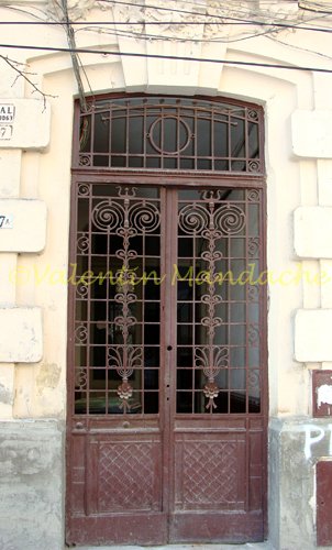 Little Paris type doorway, Brezoianu area Little Paris type doorway, Brezoianu area, Bucharest (©Valentin Mandache)