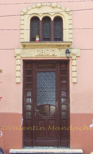 Art Noveau doorway, Cismigiu area Art Noveau doorway dated 1907, Cismigiu area, Bucharest (©Valentin Mandache)