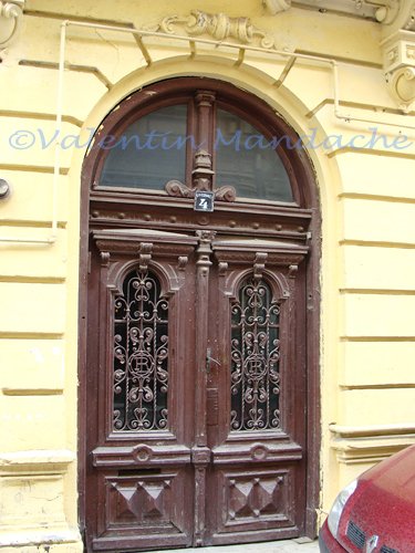 Little Paris type doorway, Lipscani Little Paris type doorway, Lipscani, Bucharest (©Valentin Mandache)