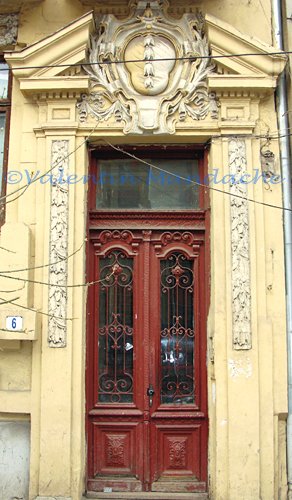 Little Paris type doorway, Cismigiu area Little Paris type doorway, Cismigiu area of Bucharest (©Valentin Mandache)