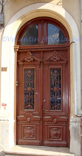 Little Paris type doorway adorning a Neo-Romanian style house, Grivita area Little Paris type doorway that adorns a Neo-Romanian style house, Grivita area of Bucharest (©Valentin Mandache)