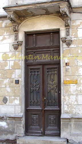 Gothic theme doorway, Natiunile Unite area Gothic theme doorway, Natiunile Unite area, Bucharest (©Valentin Mandache)