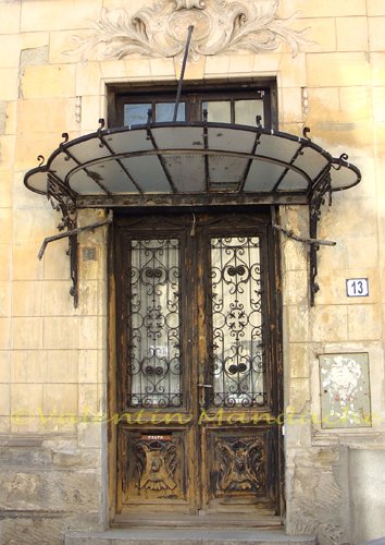 Little Paris type doorway, Gara de Nord area Little Paris type doorway with Art Nouveau glass awning, Gara de Nord area, Bucharest (©Valentin Mandache)
