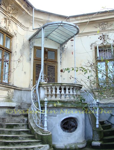 Little Paris type doorway, Cotroceni area Little Paris type doorway with glass awning and Fotainebleau allegory staircase, Cotroceni area (©Valentin Mandache)