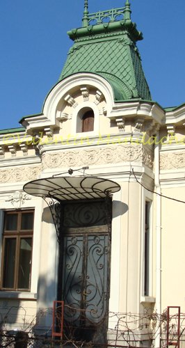 Little Paris type doorway, Victoria Palace area Little Pais type doorway within in Loire Valley castle allegory assemble, Victoria Palace area, Bucharest (©Valentin Mandache)