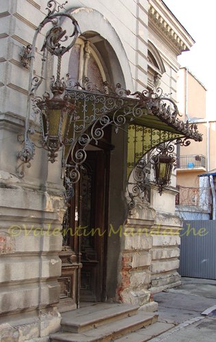 Little Paris type doorway with stained glass awning, Cismigiu area Little Paris type doorway with stained glass awning, Cismigiu area, Bucharest (©Valentin Mandache)