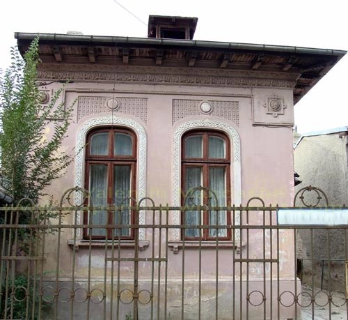 Bucharest 1910s town house, a type normally associated with Little Paris architecture (provincially interpreted French 19th century styles), but in this case decorated with decorated with Neo-Romanian motifs (Valentin Mandache)
