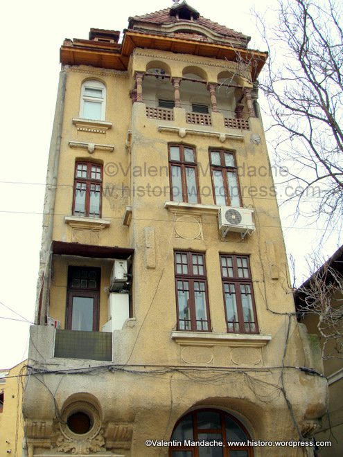 High-rise 1920s Neo-Romanan house, Bucharest