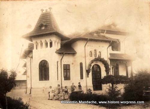 Photograph from early 1900s of a Neo-Romanian style house