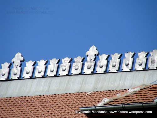 Neo-Romanian style roof ridge ornament