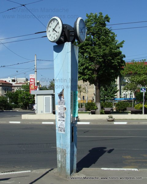 Public clock from the Art Deco era, Bucharest