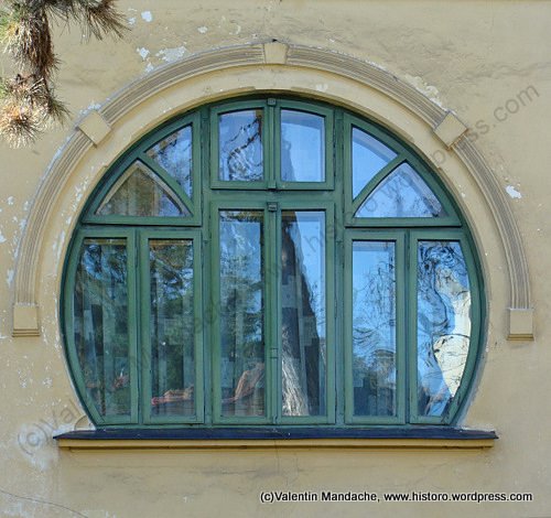 Art Nouveau style round window, Campina
