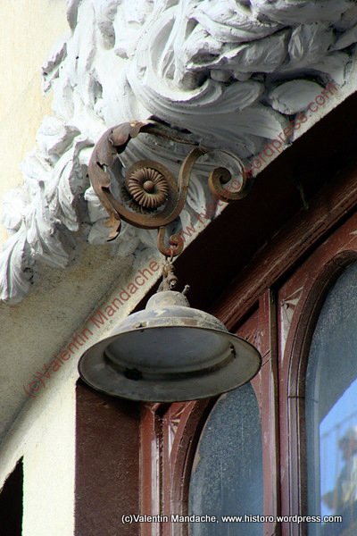 Neo-Romanian style lamp hanger, Bucharest