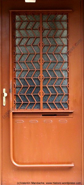 Art Deco doorway displaying "Apple's design philosophy"