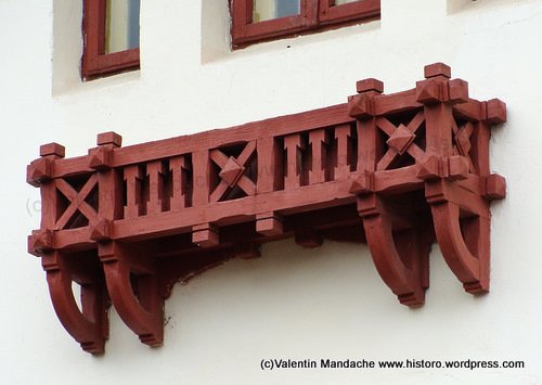 Neo-Romanian wooden jardiniere, Targoviste