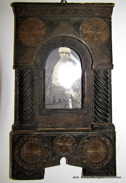 Neo-Romanian style picture frame