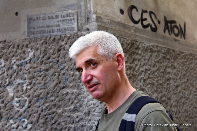 Your historic houses expert during an architectural walking tour in Bucharest