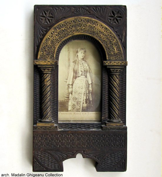 Neo-Romanian style picture frame