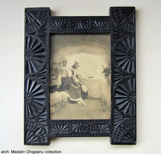 Neo-Romanian style picture frame
