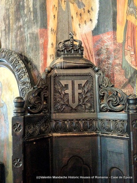 Church royal chair with King Ferdinand's monogram, Mantuleasa church, Bucharest