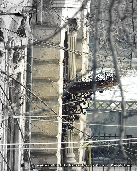 Bucharest doorway wrought iron and cast lead doorway awning dating from the early 1890s. (Valentin Mandache)