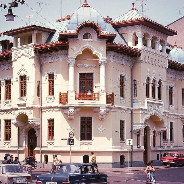 Boteanu building, by arch. Petre Antonescu, 1900s, in early phase Neoromanian style rendered in Art Nouveau fashion.